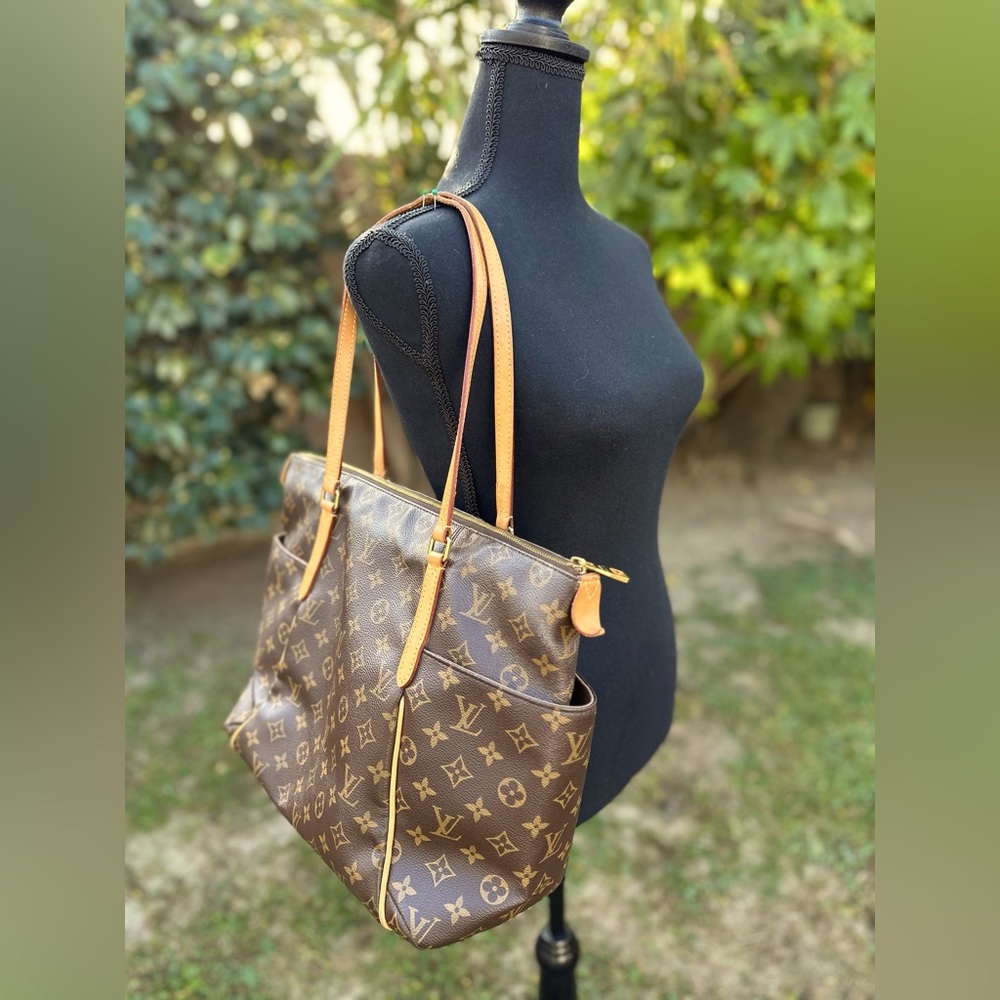 Authentic Louis Vuitton Totally MM zip tote